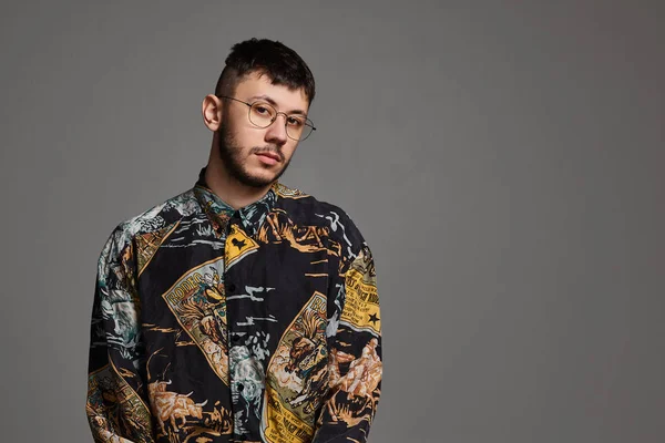 Retrato de cerca de un tipo divertido posando en un estudio aislado sobre un fondo gris . — Foto de Stock