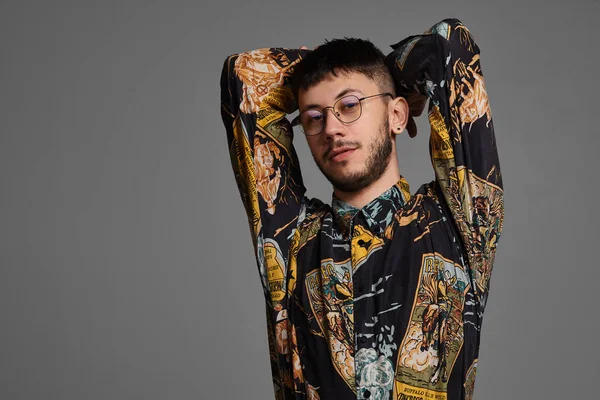 Retrato de cerca de un tipo divertido posando en un estudio aislado sobre un fondo gris . — Foto de Stock