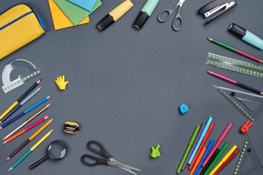 Gri arka plan üzerinde okul aksesuarları veya ofis malzemeleri ile çalışma alanı masasının düz yatıyordu fotoğraf.