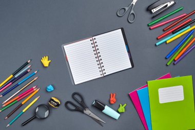 Gri arka plan üzerinde okul aksesuarları veya ofis malzemeleri ile çalışma alanı masasının düz yatıyordu fotoğraf.