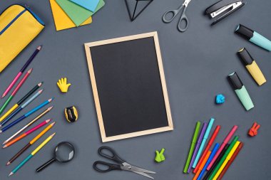 Gri arka plan üzerinde okul aksesuarları veya ofis malzemeleri ile çalışma alanı masasının düz yatıyordu fotoğraf.