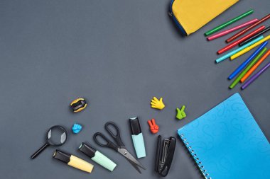 Gri arka plan üzerinde okul aksesuarları veya ofis malzemeleri ile çalışma alanı masasının düz yatıyordu fotoğraf.