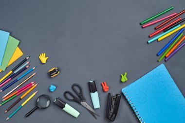 Gri arka plan üzerinde okul aksesuarları veya ofis malzemeleri ile çalışma alanı masasının düz yatıyordu fotoğraf.