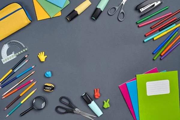 Gri arka plan üzerinde okul aksesuarları veya ofis malzemeleri ile çalışma alanı masasının düz yatıyordu fotoğraf.