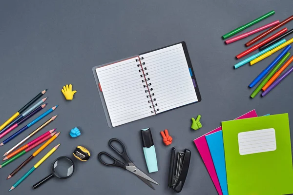 Plano laico foto de escritorio del espacio de trabajo con accesorios de la escuela o suministros de oficina sobre fondo gris . — Foto de Stock