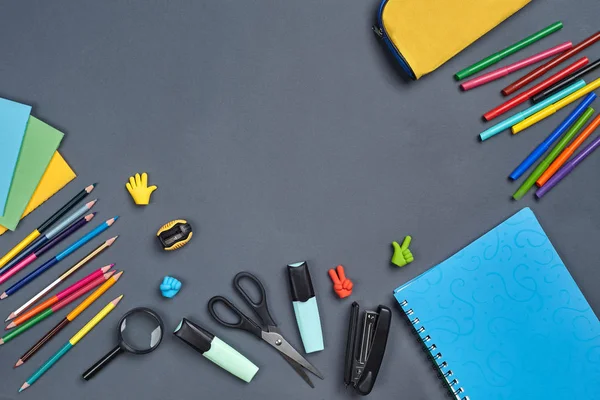 Gri arka plan üzerinde okul aksesuarları veya ofis malzemeleri ile çalışma alanı masasının düz yatıyordu fotoğraf.