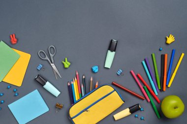 Gri arka plan üzerinde okul aksesuarları veya ofis malzemeleri ile çalışma alanı masasının düz yatıyordu fotoğraf.