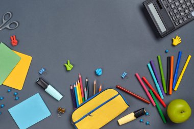 Gri arka plan üzerinde okul aksesuarları veya ofis malzemeleri ile çalışma alanı masasının düz yatıyordu fotoğraf.