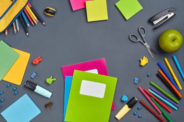 Gri arka plan üzerinde okul aksesuarları veya ofis malzemeleri ile çalışma alanı masasının düz yatıyordu fotoğraf.