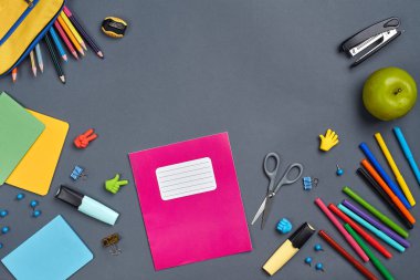 Gri arka plan üzerinde okul aksesuarları veya ofis malzemeleri ile çalışma alanı masasının düz yatıyordu fotoğraf.