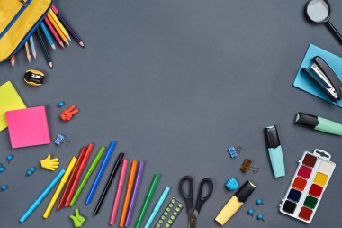Gri arka plan üzerinde okul aksesuarları veya ofis malzemeleri ile çalışma alanı masasının düz yatıyordu fotoğraf.