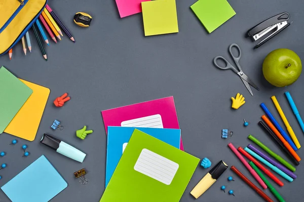 Platte lay foto van werkruimte Bureau met school accessoires of kantoorbenodigdheden op grijze achtergrond. — Stockfoto