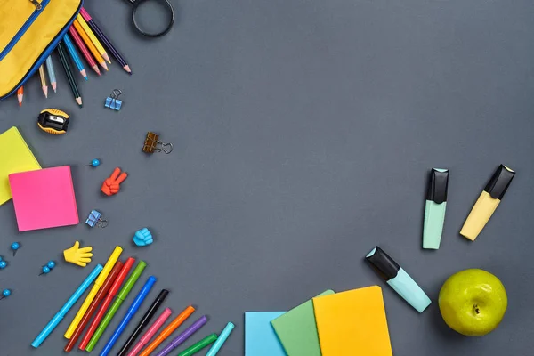 Platte lay foto van werkruimte Bureau met school accessoires of kantoorbenodigdheden op grijze achtergrond. — Stockfoto