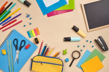 Pembe arka plan üzerinde okul aksesuarları veya ofis malzemeleri ile çalışma alanı masasıdüz yatıyordu fotoğraf.