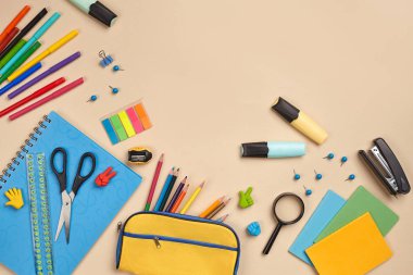 Pembe arka plan üzerinde okul aksesuarları veya ofis malzemeleri ile çalışma alanı masasıdüz yatıyordu fotoğraf.