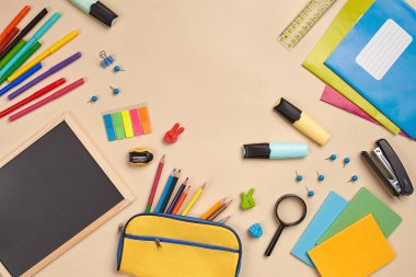 Pembe arka plan üzerinde okul aksesuarları veya ofis malzemeleri ile çalışma alanı masasıdüz yatıyordu fotoğraf.