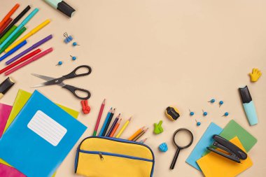 Pembe arka plan üzerinde okul aksesuarları veya ofis malzemeleri ile çalışma alanı masasıdüz yatıyordu fotoğraf.