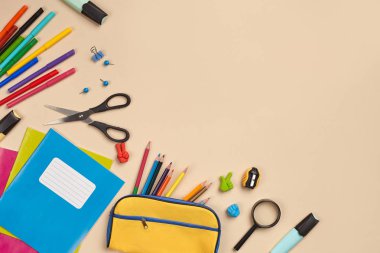 Pembe arka plan üzerinde okul aksesuarları veya ofis malzemeleri ile çalışma alanı masasıdüz yatıyordu fotoğraf.