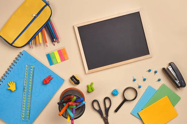 Flachbild-Foto vom Schreibtisch mit Schulzubehör oder Bürobedarf auf rosa Hintergrund. — Stockfoto