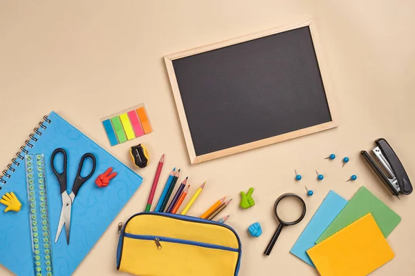 Flat lay foto da mesa do espaço de trabalho com acessórios da escola ou material de escritório em fundo rosa . — Fotografia de Stock