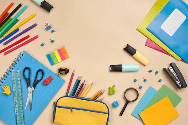 Plano laico foto de escritorio del espacio de trabajo con accesorios de la escuela o suministros de oficina sobre fondo rosa . —  Fotos de Stock