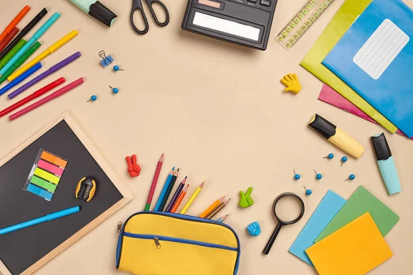 Plano laico foto de escritorio del espacio de trabajo con accesorios de la escuela o suministros de oficina sobre fondo rosa . —  Fotos de Stock