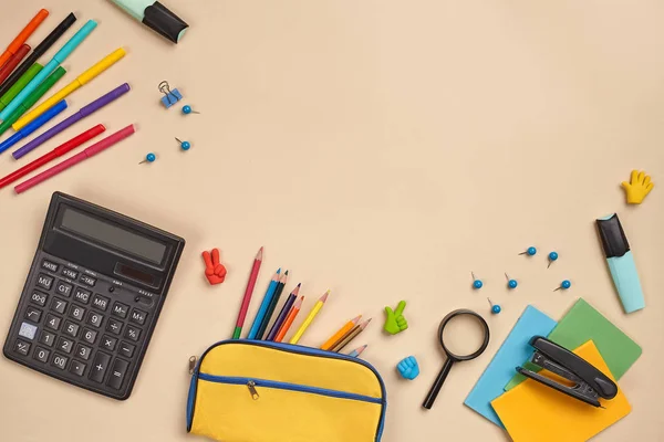 Platte lay foto van werkruimte Bureau met school accessoires of kantoorbenodigdheden op roze achtergrond. — Stockfoto