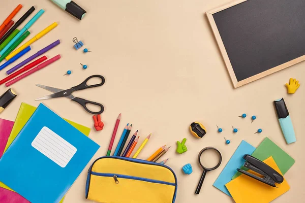 Plano laico foto de escritorio del espacio de trabajo con accesorios de la escuela o suministros de oficina sobre fondo rosa . —  Fotos de Stock