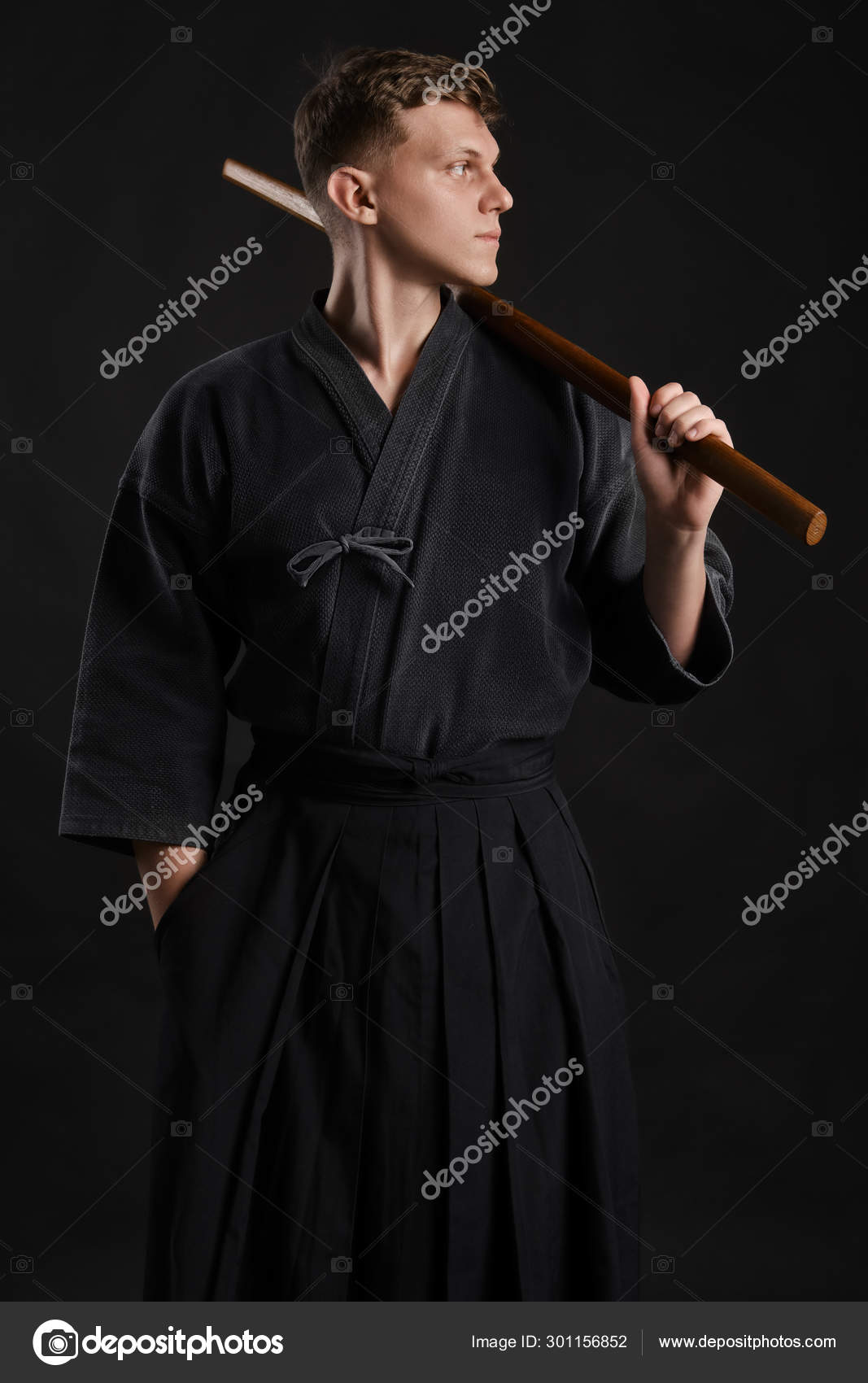 Kendo guru usando un kimono tradicional japonés está practicando el arte  marcial con la espada de bambú shinai sobre un fondo de estudio negro..:  fotografía de stock © nazarov.dnepr@gmail.com #301156852 | Depositphotos