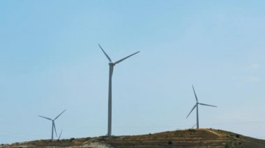 Mavi gökyüzü ve yeşil tepeler, rüzgar enerjisi teknolojisi karşı bir yel değirmeni Hareketi. Türbine bak. Kıbrıs.
