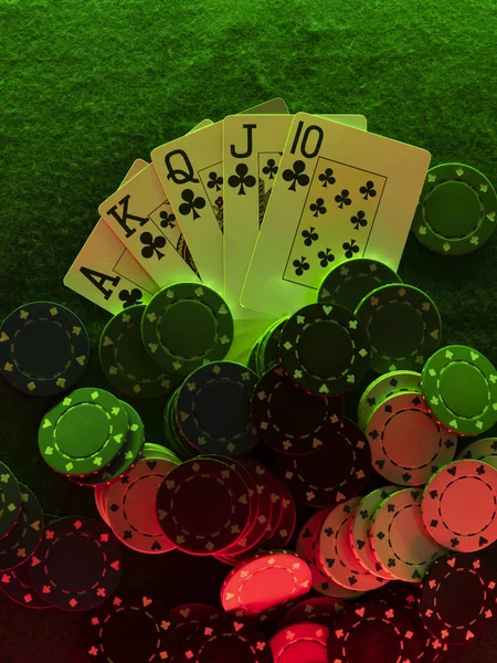 Närbild ovanifrån foto av kunglig färg och marker som ligger på grönt omslag till spelbordet, mot svart bakgrund, under gröna och röda neonljus. — Stockfoto