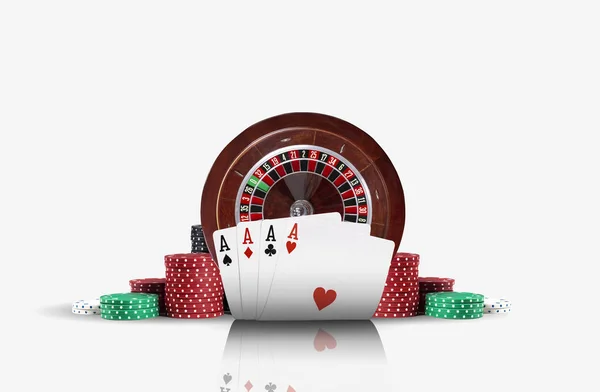 Foto in primo piano di quattro assi in piedi davanti a una roulette marrone e patatine in pile, isolato su sfondo bianco. Intrattenimento di gioco . — Foto Stock