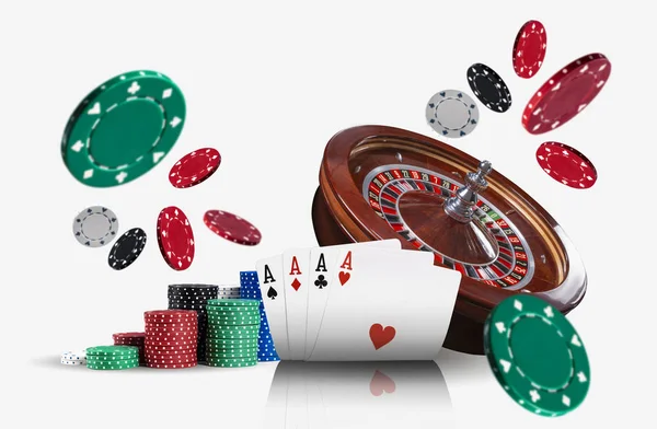 Foto in primo piano di quattro assi davanti a una roulette marrone e chip colorati in pile volanti a parte, isolati su sfondo bianco. Intrattenimento di gioco . — Foto Stock