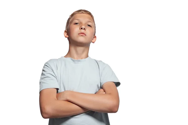 Retrato Close Adolescente Loiro Bonito Uma Camiseta Branca Ele Cruzou — Fotografia de Stock