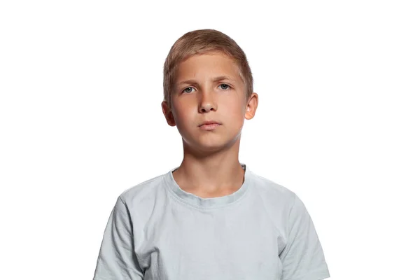 Närbild Porträtt Ett Stiligt Blont Tonårsbarn Vit Shirt Han Tittar — Stockfoto