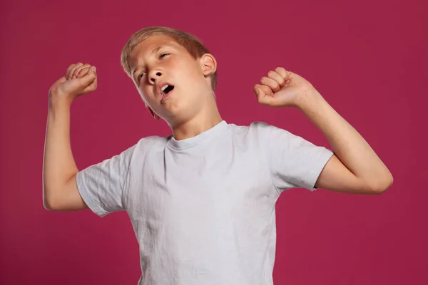 Retrato Cerca Guapo Adolescente Rubio Con Una Camiseta Blanca Somnoliento — Foto de Stock