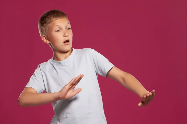 Retrato Cerca Guapo Adolescente Rubio Con Una Camiseta Blanca Asustado — Foto de Stock