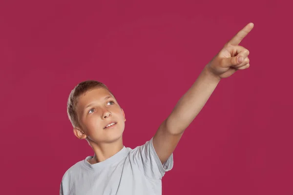 Close Portret Van Een Knappe Blonde Tienerjongen Een Wit Shirt — Stockfoto