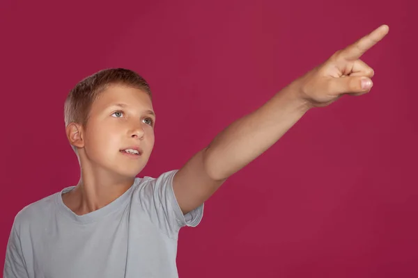 Retrato Cerca Adolescente Rubio Guapo Con Una Camiseta Blanca Está — Foto de Stock