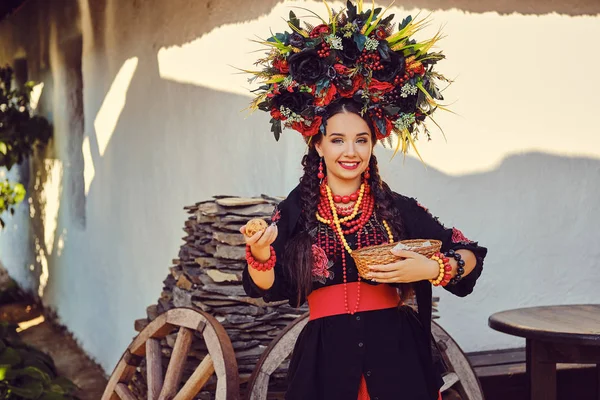 Porträtt av flicka i solglasögon poserar i staden bakom ett spaltat staket. Klädd i topp med blommigt tryck, vit skjorta, svarta byxor, midjeväska. — Stockfoto