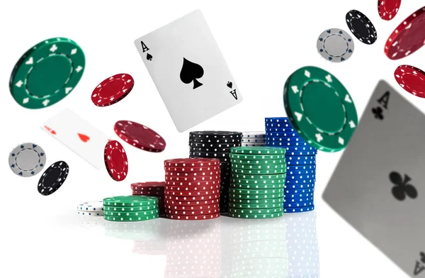 Veelkleurige chips in palen staan op een oppervlak, sommige vliegen uit elkaar met speelkaarten, azen. Geïsoleerd op witte achtergrond. — Stockfoto