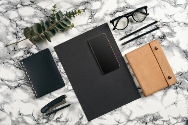 Ofis ekipmanları, malzemeler ve kırtasiye malzemeleriyle en iyi görüntü. Fotokopi alanı olan mermer masa. Eğitim, iş geçmişi. Yakın plan..