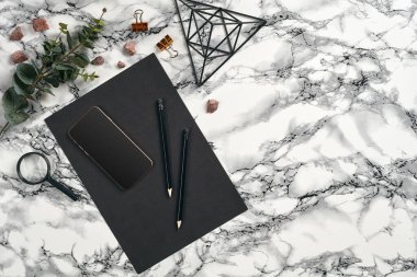 Ofis ekipmanları, malzemeler ve kırtasiye malzemeleriyle en iyi görüntü. Fotokopi alanı olan mermer masa. Eğitim, iş geçmişi. Yakın plan..