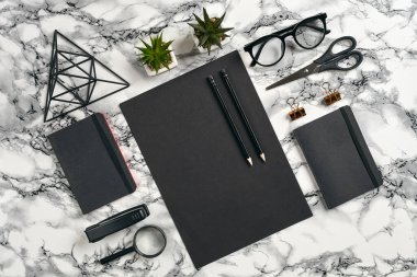 Ofis ekipmanları, malzemeler ve kırtasiye malzemeleriyle en iyi görüntü. Fotokopi alanı olan mermer masa. Eğitim, iş geçmişi. Yakın plan..