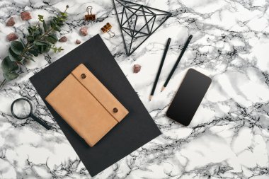 Ofis ekipmanları, malzemeler ve kırtasiye malzemeleriyle en iyi görüntü. Fotokopi alanı olan mermer masa. Eğitim, iş geçmişi. Yakın plan..