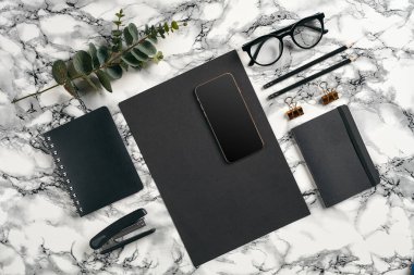 Ofis ekipmanları, malzemeler ve kırtasiye malzemeleriyle en iyi görüntü. Fotokopi alanı olan mermer masa. Eğitim, iş geçmişi. Yakın plan..