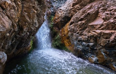 Resimli bir Millomeris şelalesi ve akıntısının panoramik görüntüsü 
