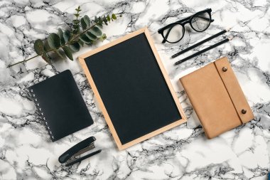 Ofis ekipmanları, malzemeler ve kırtasiye malzemeleriyle en iyi görüntü. Fotokopi alanı olan mermer masa. Eğitim, iş geçmişi. Yakın plan..