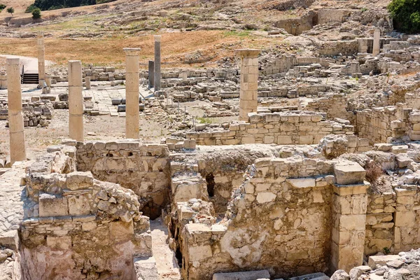 Ruinas de Santuario de Apollo Hylates ubicado en la playa del mar Mediterráneo. Cerca de una antigua ciudad griega de Kourion. Limassol, Episcopías, Chipre. —  Fotos de Stock