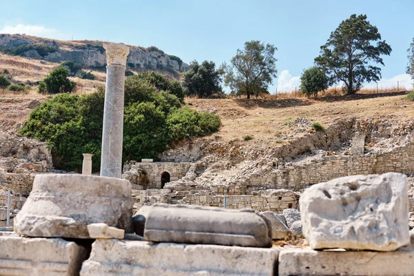 Ruinas de Santuario de Apollo Hylates ubicado en la playa del mar Mediterráneo. Cerca de una antigua ciudad griega de Kourion. Limassol, Episcopías, Chipre. —  Fotos de Stock